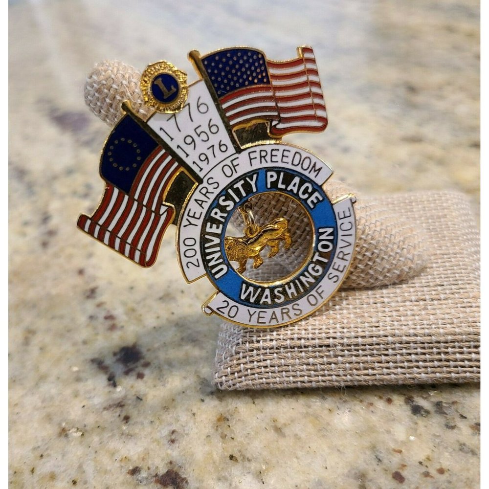 Vtg 1976 Lions Club Pin University Place Washington 200 Years of Service Freedom